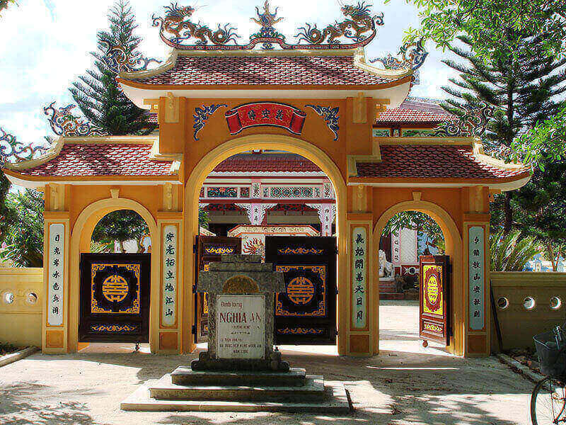 Nhà gần hoặc đối diện đền, chùa, miếu