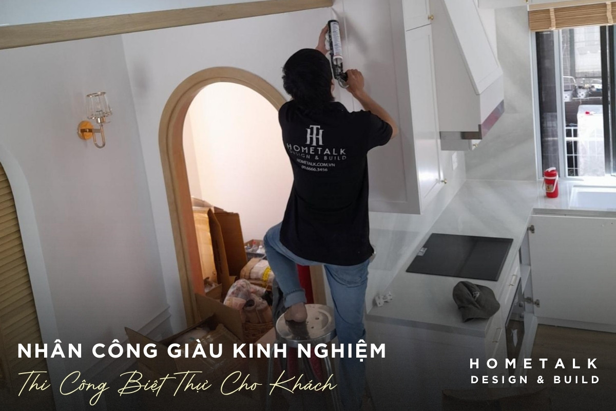 doi ngu kien truc su giau kinh nghiem cua hometalk dang giam sat thi cong nha biet thu