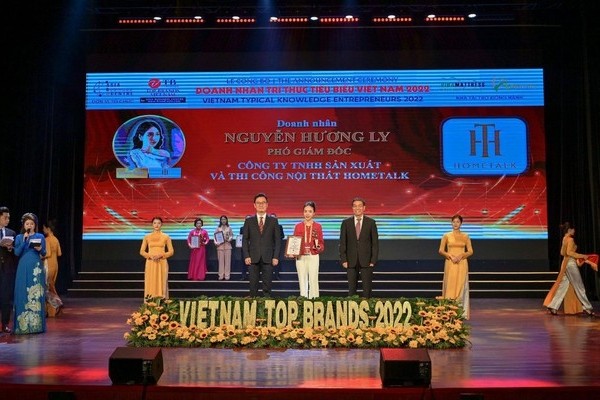 ba nguyen huong ly nhan giai thuong doanh nhan tri thuc tieu bieu nam 2022