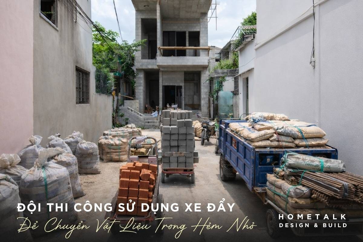 doi thi cong su dung xe day de van chuyen vat lieu trong hem nho o quan 3