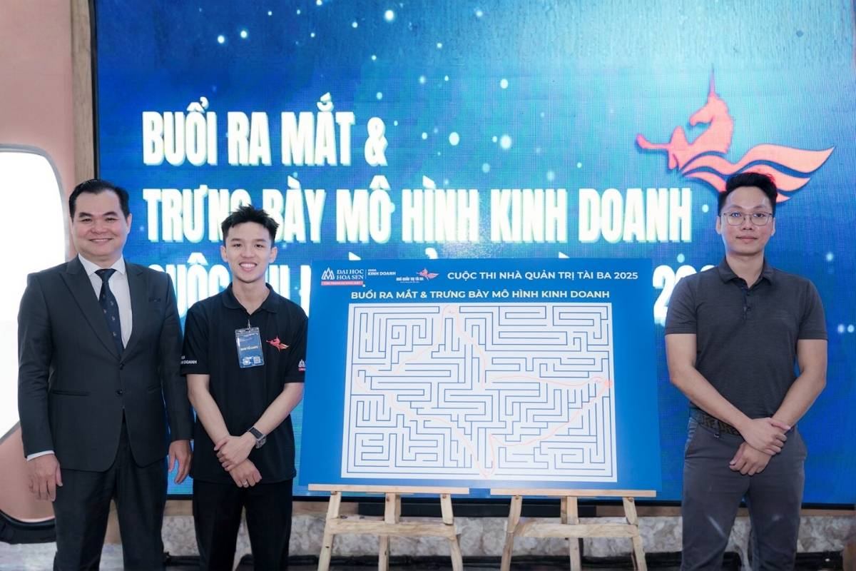 ghi lai khoanh khac giua TS Phan Vo Minh Thang, dai dien btc va ong Thanh Tuan tai buoi kick off