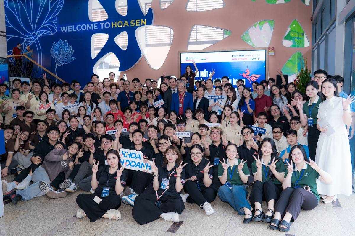 hinh anh luu niem dang nho quy tu cac vi giam khao quan trong ban to chuc va thi sinh