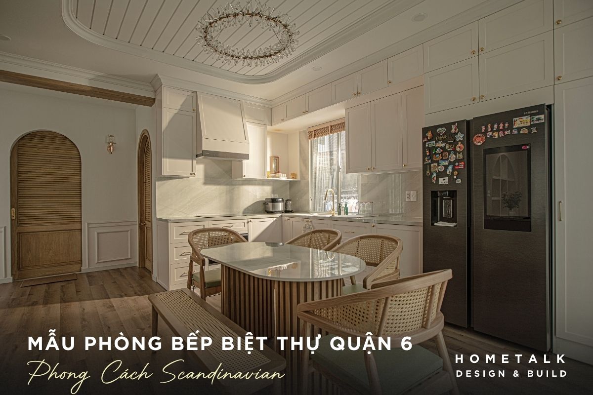 Nha bep co tu bep chu L mau trang thanh lich day du thiet bi nau an hien dai va thiet ke mo voi ban an tron xung quanh la bon ghe go co lung dan may