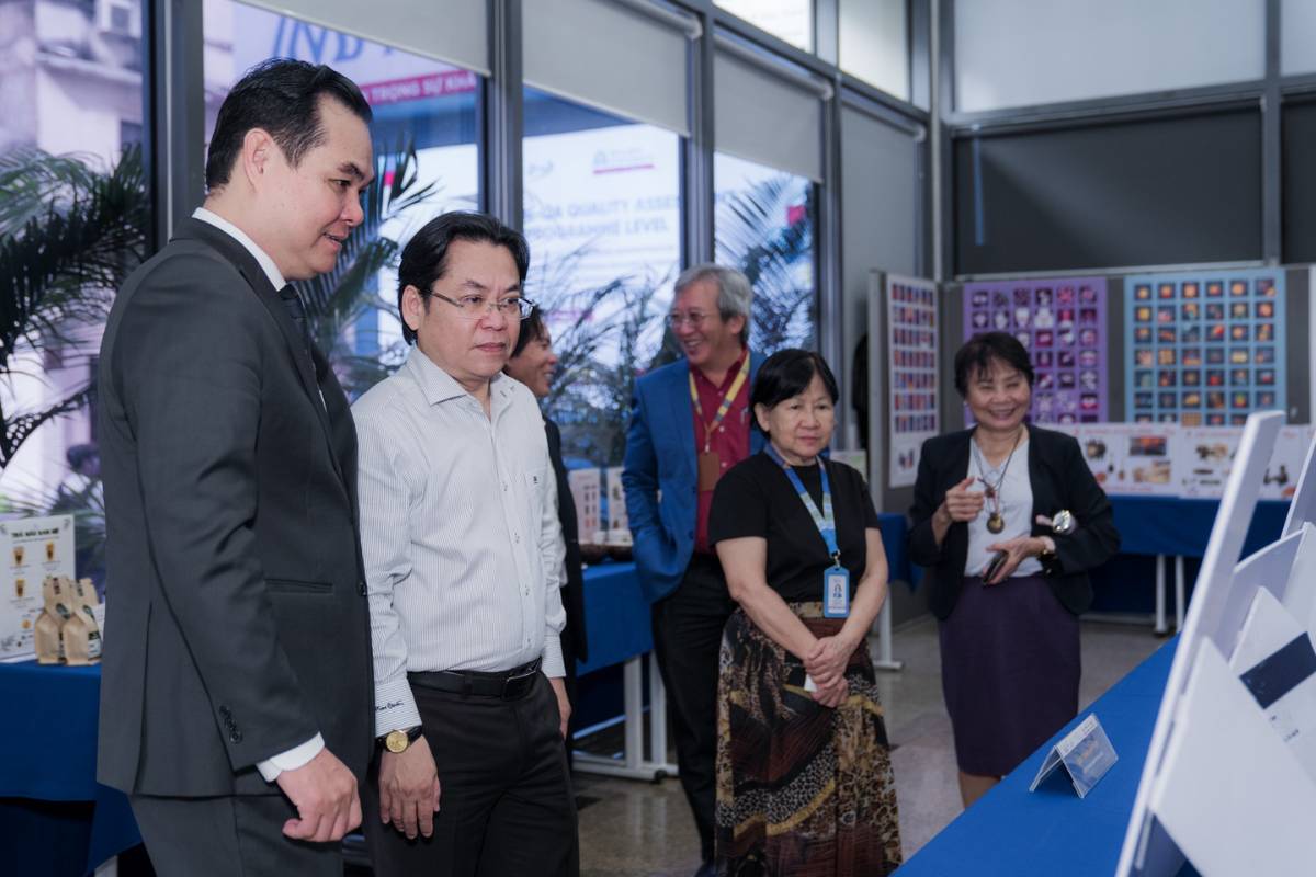 PGS.TS Nguyen Huu Huy Nhut ao trang va TS Phan Vo Minh Thang bia trai tham quan va danh gia 20 mo hinh kinh doanh