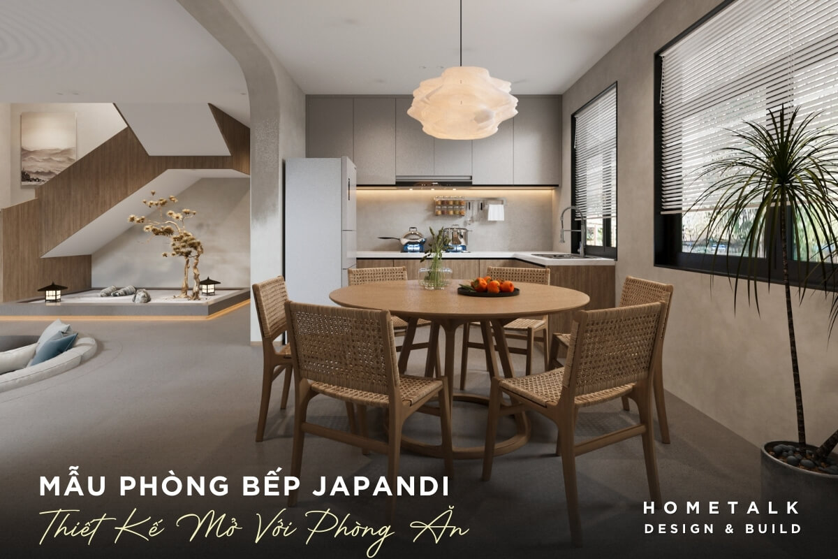 phong bep Japandi voi cac tu bep go mau xam va cac thiet bi gia dung hien dai duoc thiet ke mo voi ban an tron voi mat ban go tu nhien, ket hop voi cac ghe an may dan