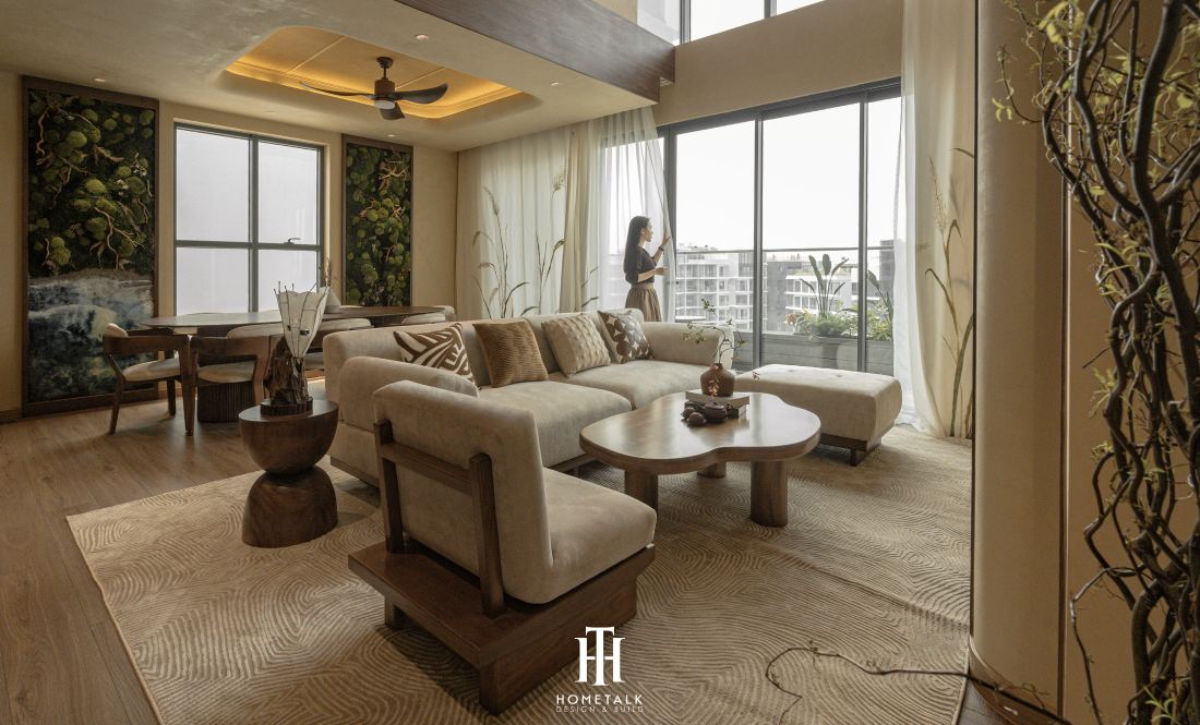 phong khach can ho thong tang voi tran may va sofa mau kem moc mac