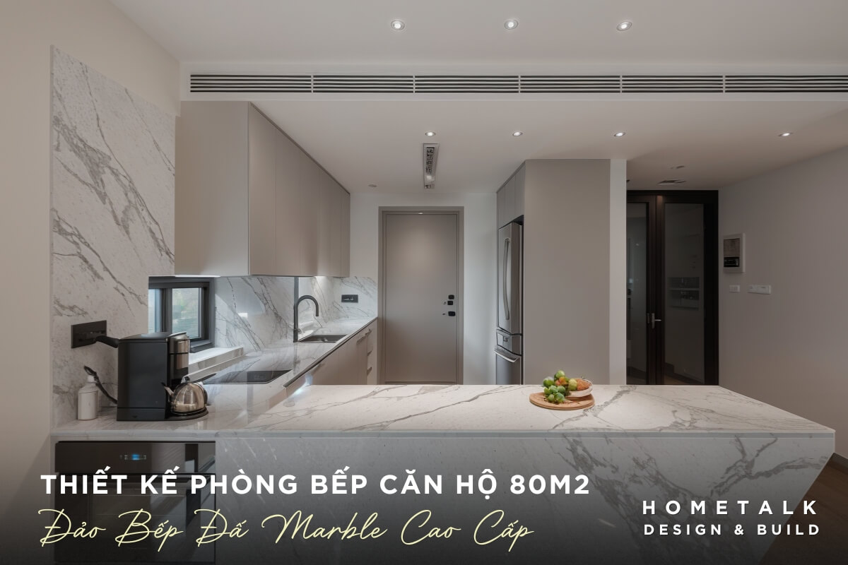 Thiet ke phong bep can ho 80m2 voi dao bep mat ban da Marble trang cao cap voi cac duong van xam tinh te, mang lai ve dep sang trong va do ben cao