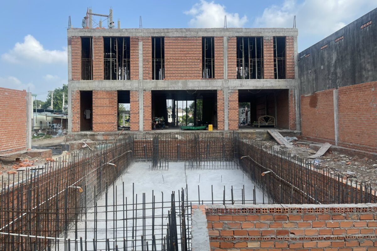 Công đoạn đổ móng và lắp dựng cốt thép hồ bơi trong dự án biệt thự Villa quận 12 của Hometalk