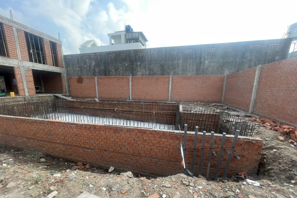 Giai đoạn đào đất và xây móng hồ bơi biệt thự Villa Hometalk tại quận 12 kết hợp không gian sân vườn