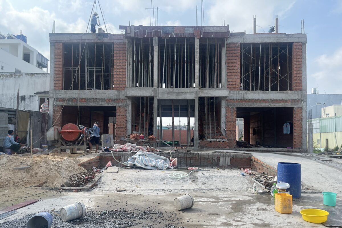 Thi công phần khung thô biệt thự Villa tại quận 12 do Hometalk thiết kế và xây dựng với kết cấu bê tông cốt thép chắc chắn